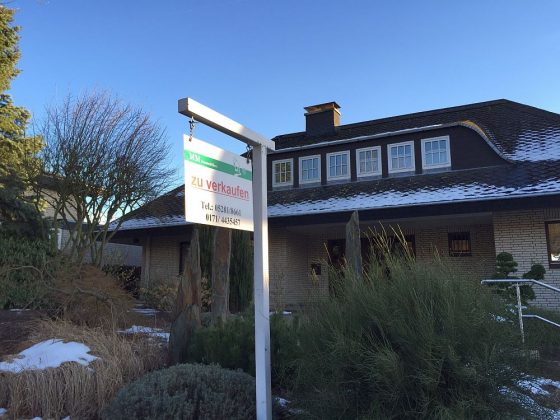 Wer ein Haus oder eine Wohnung kaufen möchte, spart durch den Vergleich der Immobilienfinanzierungsangebote leicht einen fünstelligen Eurobetrag. (Foto: Markus Burgdorf)