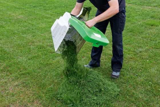 Wenn der Akkurasenmäher den Fangkorb nicht richtig füllt, ist der Ärger vorhersehbar. Nur vier Mäher waren hier gut. (Foto: Stiftung Warentest)