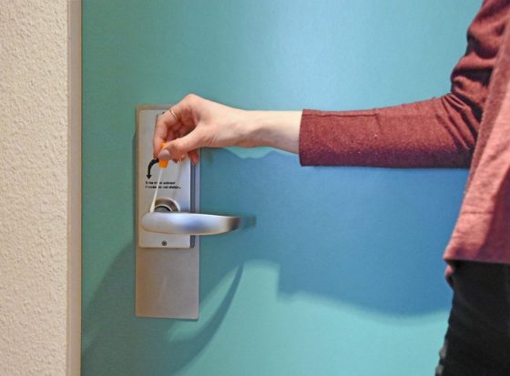 Gefährliche Bakterien an der Hotelzimmer-Türklinke? Der Hygienetest im Labor offenbarte teils alarmierende Ergebnisse. (Foto: Testbild)