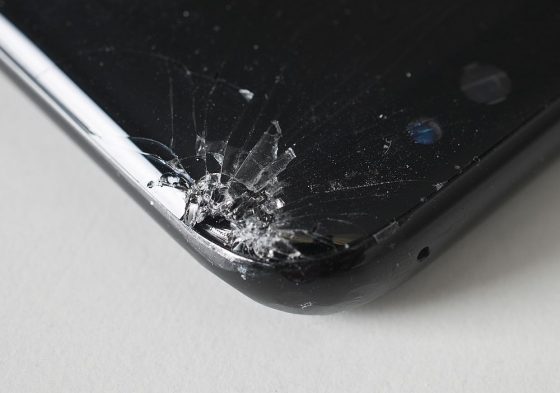 Zersplitterte Ecken beim neuen Galaxy S8 nach dem Falltest. (Foto: Stiftung Warentest)