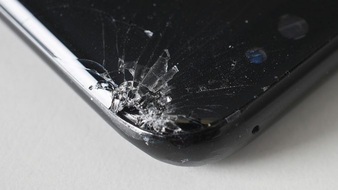 Zersplitterte Ecken beim neuen Galaxy S8 nach dem Falltest. (Foto: Stiftung Warentest)